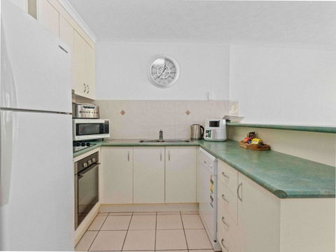 Apartment On The Esplanade - Accommodation Burleigh 4
