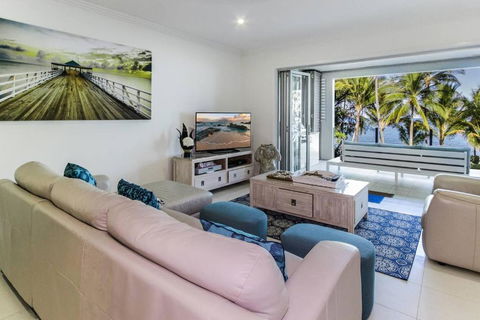 Aqua Aura - Bask In Beachfront Living - Accommodation Burleigh 1