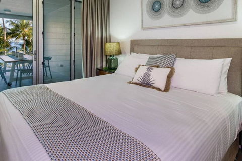 Aqua Aura - Bask In Beachfront Living - Accommodation Burleigh 2