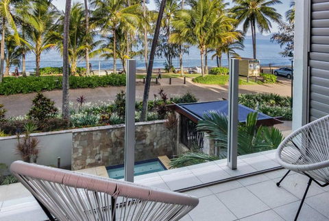 Aqua Aura - Bask In Beachfront Living - Accommodation Burleigh 3