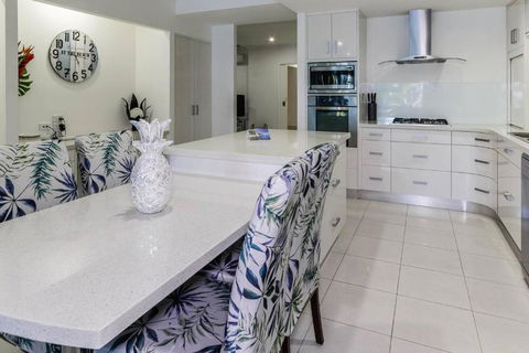 Aqua Aura - Bask In Beachfront Living - Accommodation Burleigh 4