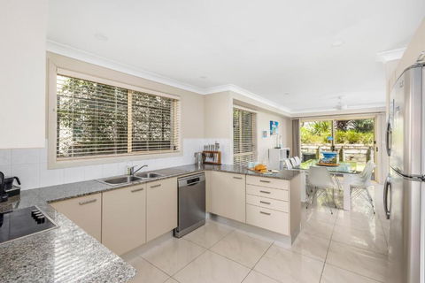 Aqua Lagoon - Great Family Beach Getaway - Accommodation Burleigh 4