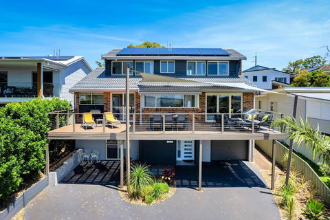 Aquavista Beach, Lake, Sun, And Sand - Accommodation Burleigh 1