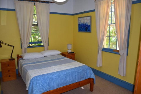 Arakoon House 1 - Bring Your Own Linen - Accommodation Burleigh 4