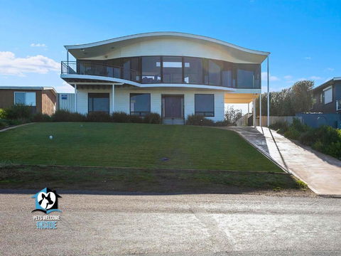 Architect Designed Beach House With Sweeping Views - Accommodation Burleigh 0