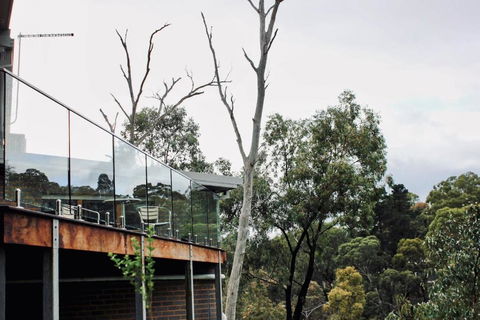 Architectural Crisp & Convenient Location - Accommodation Burleigh 0