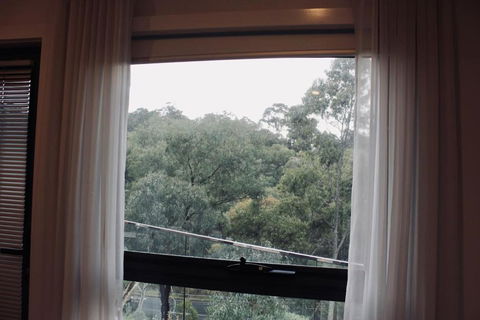 Architectural Crisp & Convenient Location - Accommodation Burleigh 1