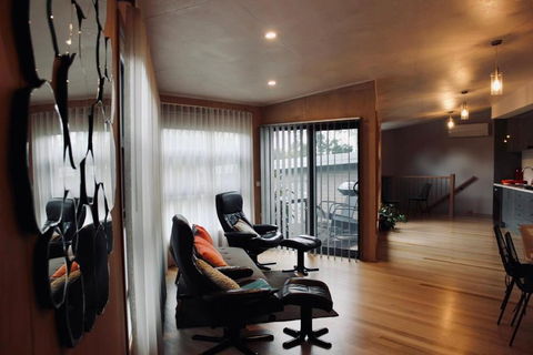Architectural Crisp & Convenient Location - Accommodation Burleigh 2