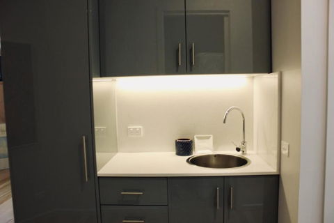 Architectural Crisp & Convenient Location - Accommodation Burleigh 3