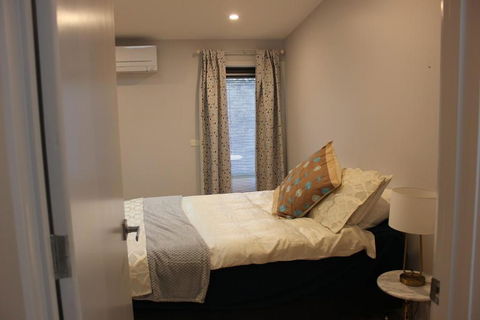 Architectural Crisp & Convenient Location - Accommodation Burleigh 4