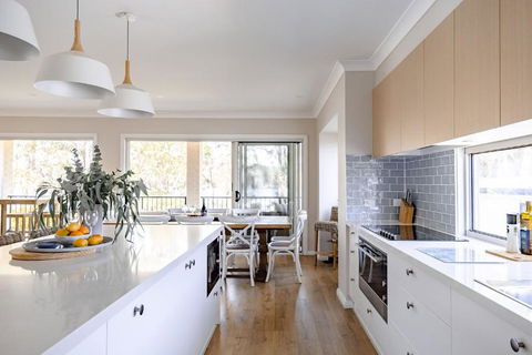 Aria Shores - Your Lakeside Haven - Accommodation Burleigh 4