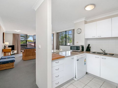 Aries Unit 5 - Accommodation Burleigh 2