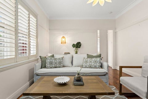 Art Deco Coastal Living, Minutes To The Sand - Accommodation Burleigh 0