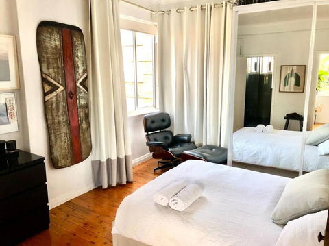 Artistic, Spacious And Comfortable 1 Bedroom Apartment - Accommodation Burleigh 0