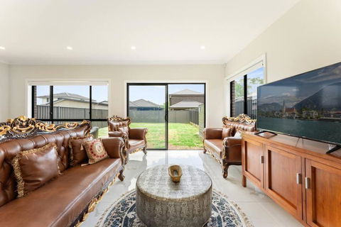 Austral Spacious Large 5 Br Home With Central AC - Accommodation Burleigh 0