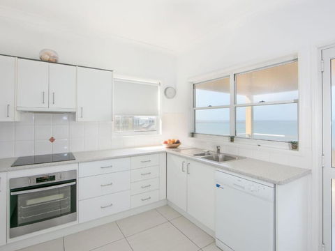 Avalon 3 - Accommodation Burleigh 4