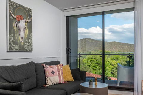 Awesome Brooklyn Inspired Stay - Mt Ainslie View - Accommodation Burleigh 1