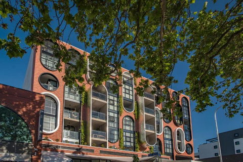 Awesome Brooklyn Inspired Stay - Mt Ainslie View - Accommodation Burleigh 3
