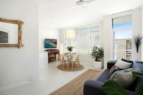 Avalon Beachside Apartment - Accommodation Burleigh 2