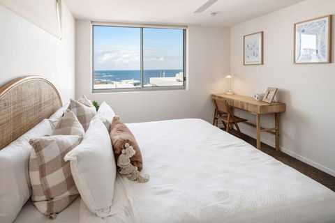 Azure Oceanside Apartment At Kings Beach - Accommodation Burleigh 2