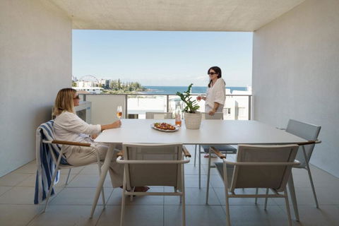 Azure Oceanside Apartment At Kings Beach - Accommodation Burleigh 3