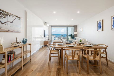 Azure Oceanside Apartment At Kings Beach - Accommodation Burleigh 4