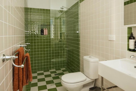 BAY PROPERTIES . The Sailor Shack - Accommodation Burleigh 4
