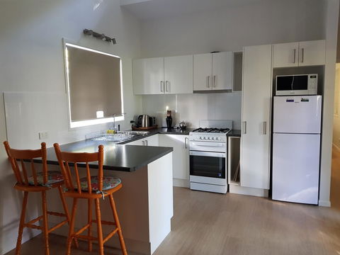Bee-Haven Cottage - Accommodation Burleigh 2