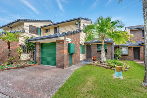 Fountain View Estate - We Accommodate - Accommodation Burleigh 11