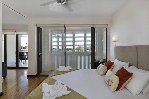 Boathouse Port Of Airlie - Accommodation Burleigh 2