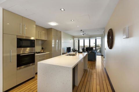 Boathouse Port Of Airlie - Accommodation Burleigh 6