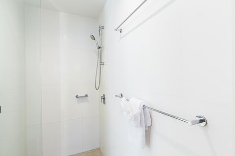 Boathouse Port Of Airlie - Accommodation Burleigh 17
