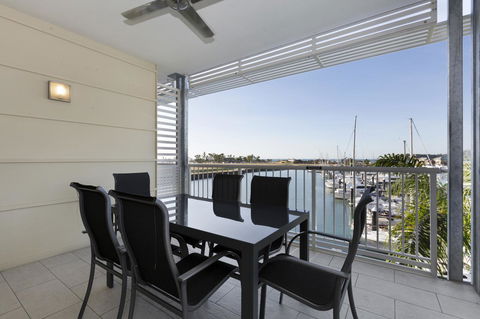 Boathouse Port Of Airlie - Accommodation Burleigh 21