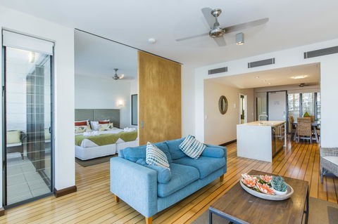 Boathouse Port Of Airlie - Accommodation Burleigh 5