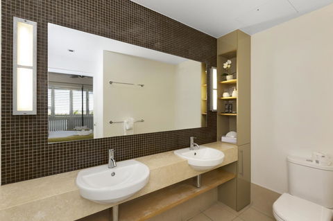 Boathouse Port Of Airlie - Accommodation Burleigh 12