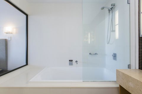 Boathouse Port Of Airlie - Accommodation Burleigh 13