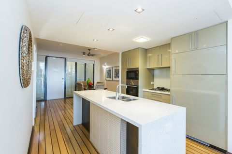 Boathouse Port Of Airlie - Accommodation Burleigh 8