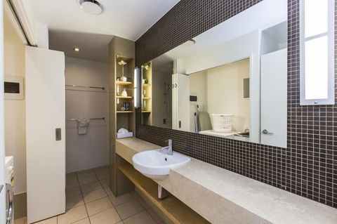 Boathouse Port Of Airlie - Accommodation Burleigh 18