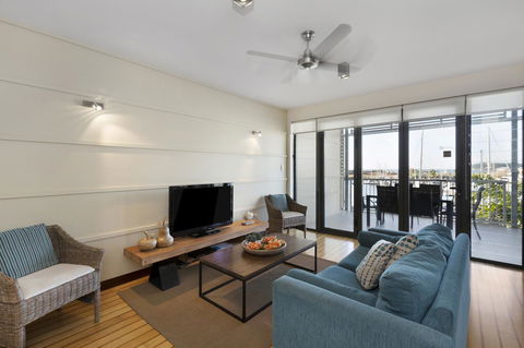 Boathouse Port Of Airlie - Accommodation Burleigh 1