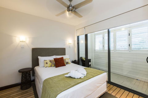 Boathouse Port Of Airlie - Accommodation Burleigh 16