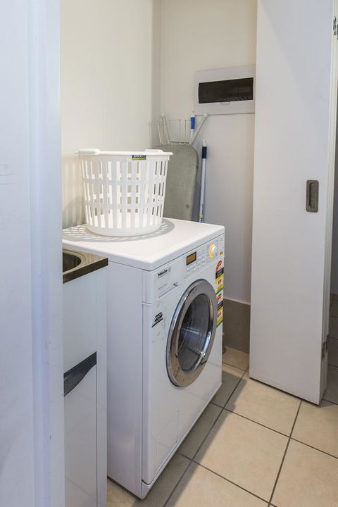 Boathouse Port Of Airlie - Accommodation Burleigh 19