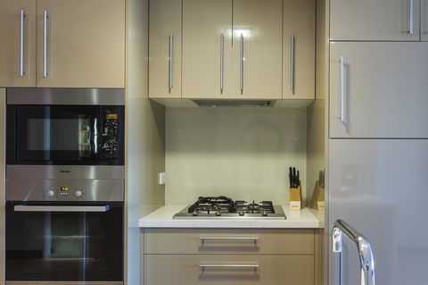 Boathouse Port Of Airlie - Accommodation Burleigh 7