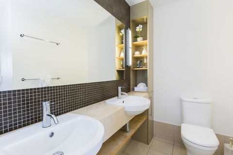Boathouse Port Of Airlie - Accommodation Burleigh 14