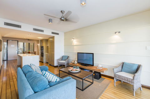 Boathouse Port Of Airlie - Accommodation Burleigh 9