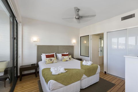 Boathouse Port Of Airlie - Accommodation Burleigh 11