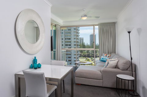 Maldives Resort Main Beach, Gold Coast - Accommodation Burleigh 11