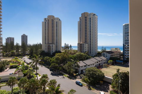 Maldives Resort Main Beach, Gold Coast - Accommodation Burleigh 30