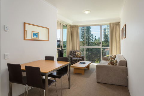 Maldives Resort Main Beach, Gold Coast - Accommodation Burleigh 4