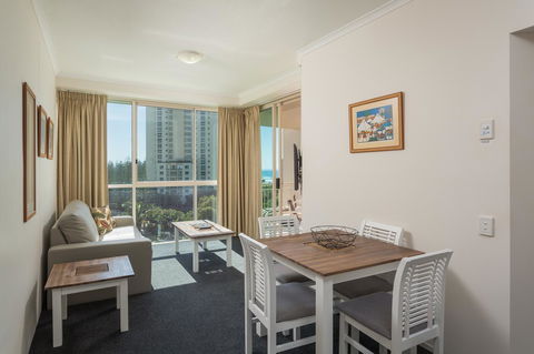 Maldives Resort Main Beach, Gold Coast - Accommodation Burleigh 9