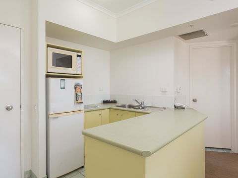 Maldives Resort Main Beach, Gold Coast - Accommodation Burleigh 5